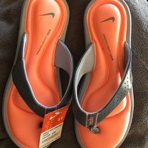 Women’s size 11 grey/peach comfort flipflops